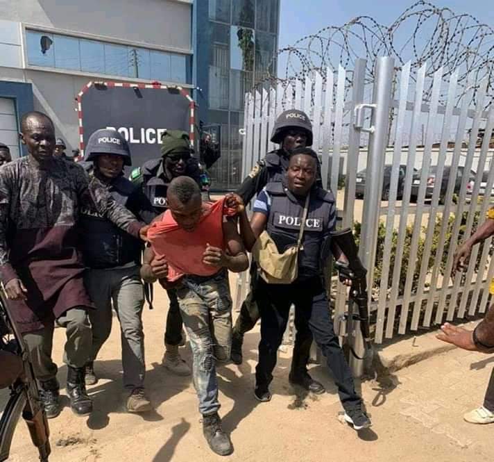 Abuja bank siege latest: One robber killed, four arrested