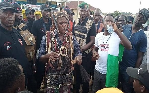 JUST IN: Hunters Join #EndSARS Protesters In Osogbo