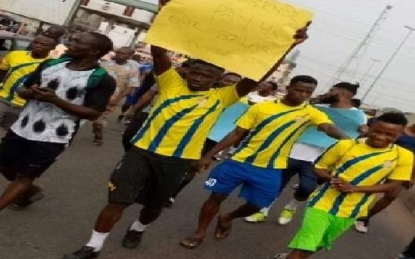 BREAKING: Sunshine Players Protest Over Unpaid Salaries