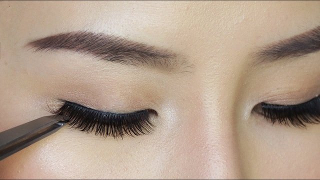Dangers Of Wearing Artificial Eyelashes, Experts Warns