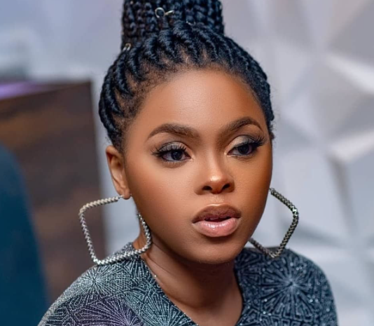 Chidinma Evangelises At A Beer Parlour After Switching To Gospel Music