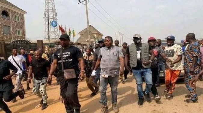 Igboho’s Followers Clash With DSS Operatives In Ataoja’s Palace