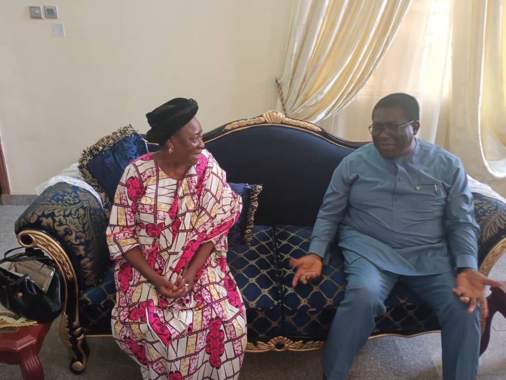 Madumere Pays Condolence Visit To Odunna Family