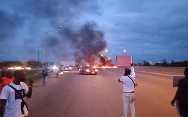 #BuhariMustGo Protesters Block Abuja Airport Road