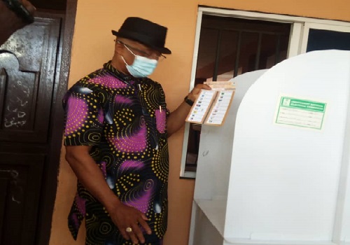 Anambra Guber Election: Decamped Deputy Gov Spotted Displaying Ballot Paper To Electorate  Before Voting