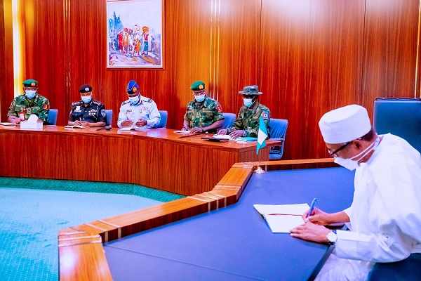 BREAKING: Buhari Holds In-Door Meeting With Service Chiefs, Ministers