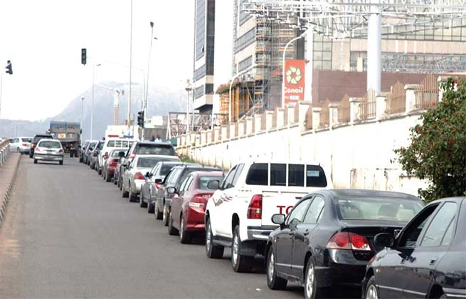 Fuel Scarcity Persist In Abuja With Long Queues, Black Marketers Sell For N300/Litre