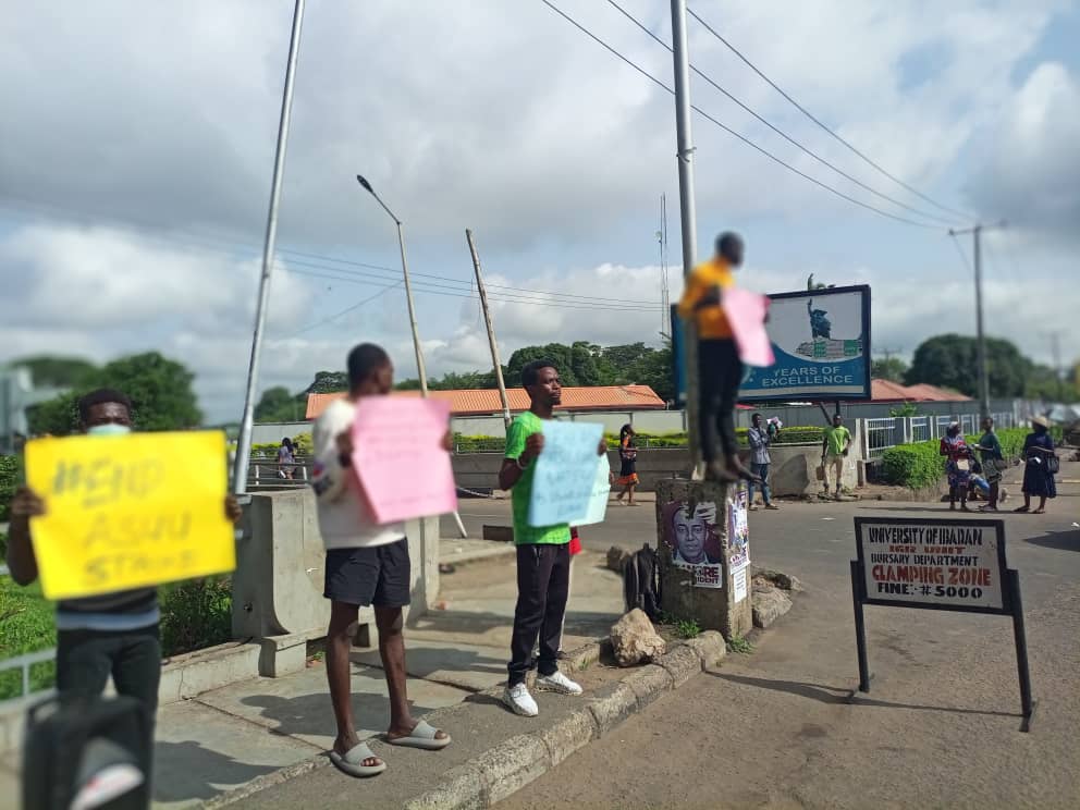 Students Protest In Ibadan Over ASUU Strike (Pictures)