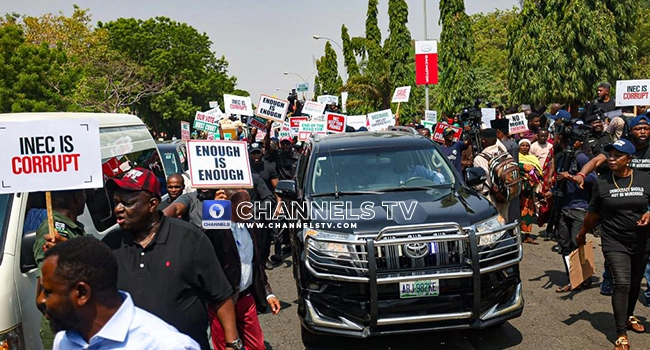 Atiku, PDP Leaders In Protest Match To INEC Headquarters, Adorn In Black Uniform (PHOTO/VIDEO)